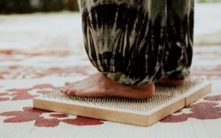 découvrez les bienfaits du tapis d'acupression, un outil naturel pour soulager le stress, améliorer la circulation sanguine et favoriser la relaxation. transformez votre routine bien-être avec notre tapis facile à utiliser, conçu pour apaiser les douleurs musculaires et augmenter votre énergie.