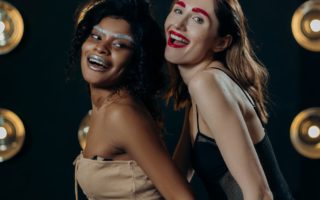 découvrez les dernières tendances en lingerie pour allier confort et élégance. explorez les styles innovants et les matériaux de qualité qui transformeront votre garde-robe intime.