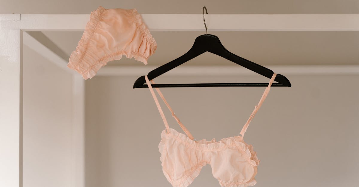 découvrez notre collection de lingerie de luxe, alliant élégance, sensualité et confort. offrez-vous des pièces raffinées qui subliment votre silhouette et ajoutent une touche de glamour à votre intimité.