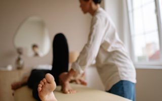 découvrez les bienfaits de l'acupression, une méthode de médecine traditionnelle chinoise qui utilise la pression des doigts sur des points spécifiques du corps pour soulager le stress, les douleurs et promouvoir un bien-être général. apprenez les techniques simples d'acupression pour améliorer votre santé au quotidien.