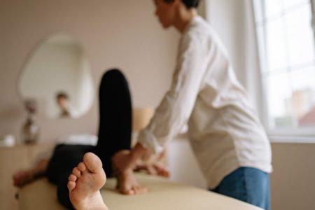 découvrez les bienfaits de l'acupression, une méthode de médecine traditionnelle chinoise qui utilise la pression des doigts sur des points spécifiques du corps pour soulager le stress, les douleurs et promouvoir un bien-être général. apprenez les techniques simples d'acupression pour améliorer votre santé au quotidien.