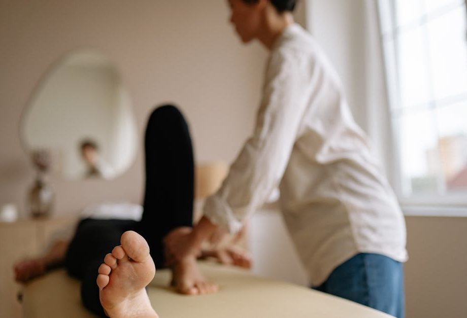 découvrez les bienfaits de l'acupression, une méthode de médecine traditionnelle chinoise qui utilise la pression des doigts sur des points spécifiques du corps pour soulager le stress, les douleurs et promouvoir un bien-être général. apprenez les techniques simples d'acupression pour améliorer votre santé au quotidien.