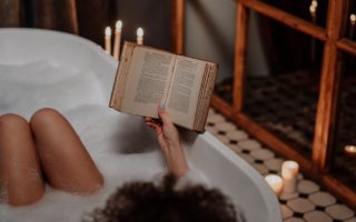 découvrez notre sélection de tapis de bain élégants et confortables, parfaits pour ajouter une touche de style et de douceur à votre salle de bain. anti-dérapants et faciles à entretenir, nos tapis offrent une expérience de sortie de douche agréable tout en garantissant sécurité et design.