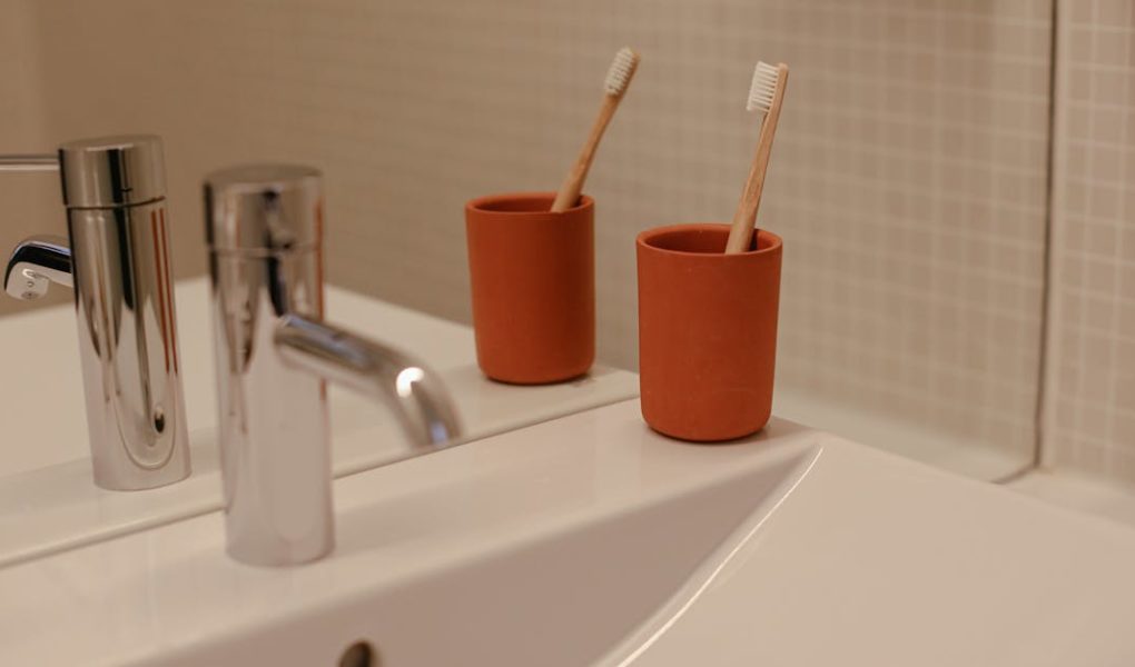 découvrez des astuces et des idées pratiques pour optimiser l'organisation de votre salle de bains. transformez cet espace en un lieu fonctionnel et esthétique grâce à nos conseils sur le rangement, le choix des accessoires et l'aménagement intelligent.