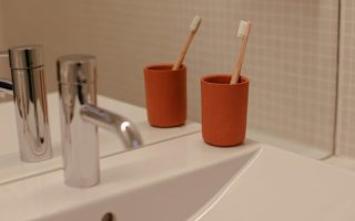 découvrez des astuces et des idées pratiques pour optimiser l'organisation de votre salle de bains. transformez cet espace en un lieu fonctionnel et esthétique grâce à nos conseils sur le rangement, le choix des accessoires et l'aménagement intelligent.