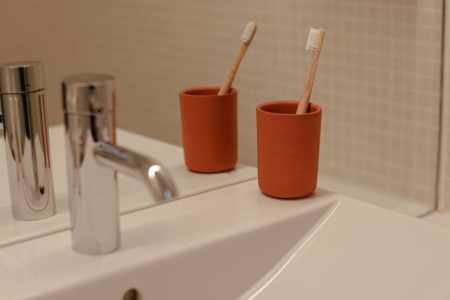 découvrez des astuces et des idées pratiques pour optimiser l'organisation de votre salle de bains. transformez cet espace en un lieu fonctionnel et esthétique grâce à nos conseils sur le rangement, le choix des accessoires et l'aménagement intelligent.