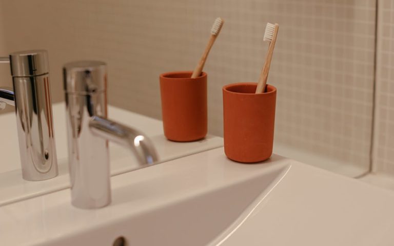 découvrez des astuces et des idées pratiques pour optimiser l'organisation de votre salle de bains. transformez cet espace en un lieu fonctionnel et esthétique grâce à nos conseils sur le rangement, le choix des accessoires et l'aménagement intelligent.