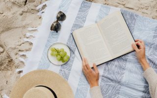 découvrez notre collection de serviettes de plage élégantes et absorbantes, idéales pour profiter du soleil et de la mer. conçues avec des matériaux de qualité, ces serviettes sont parfaites pour vos journées à la plage ou à la piscine. tels des compagnons de vacances, elles allient confort et style.