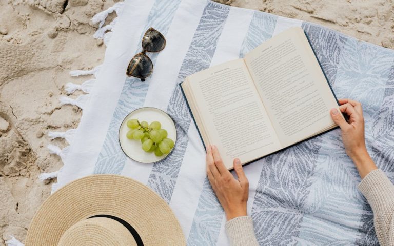 découvrez notre collection de serviettes de plage élégantes et absorbantes, idéales pour profiter du soleil et de la mer. conçues avec des matériaux de qualité, ces serviettes sont parfaites pour vos journées à la plage ou à la piscine. tels des compagnons de vacances, elles allient confort et style.