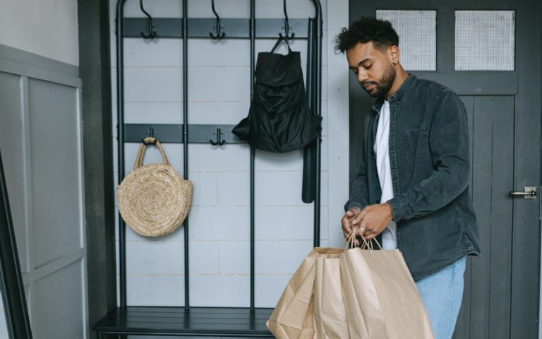 découvrez notre porte-manteau élégant et pratique, idéal pour organiser votre espace tout en ajoutant une touche de style à votre intérieur. parfait pour l'entrée, le couloir, ou même le bureau, il allie fonctionnalité et design.