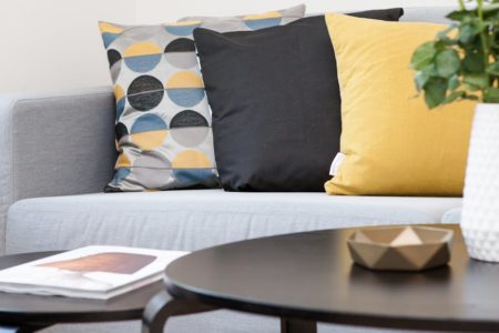 découvrez notre sélection de vases décoratifs, parfaits pour embellir votre intérieur. un mélange d'élégance et de modernité pour ajouter une touche artistique à n'importe quelle pièce.