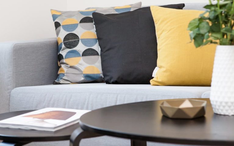 découvrez notre sélection de vases décoratifs, parfaits pour embellir votre intérieur. un mélange d'élégance et de modernité pour ajouter une touche artistique à n'importe quelle pièce.