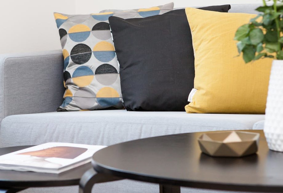 découvrez notre sélection de vases décoratifs, parfaits pour embellir votre intérieur. un mélange d'élégance et de modernité pour ajouter une touche artistique à n'importe quelle pièce.
