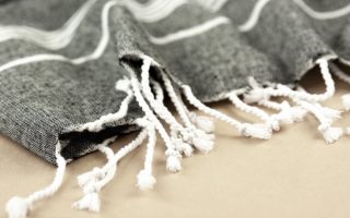découvrez notre sélection de foutas, les serviettes de bain légères et absorbantes, parfaites pour la plage, la piscine ou le spa. fabriquées en coton de qualité, elles allient tradition et modernité pour un confort inégalé.