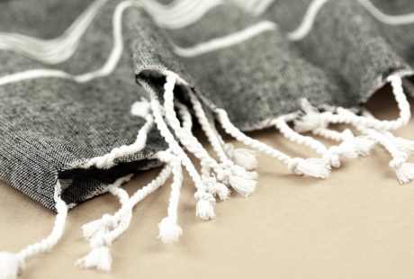 découvrez notre sélection de foutas, les serviettes de bain légères et absorbantes, parfaites pour la plage, la piscine ou le spa. fabriquées en coton de qualité, elles allient tradition et modernité pour un confort inégalé.