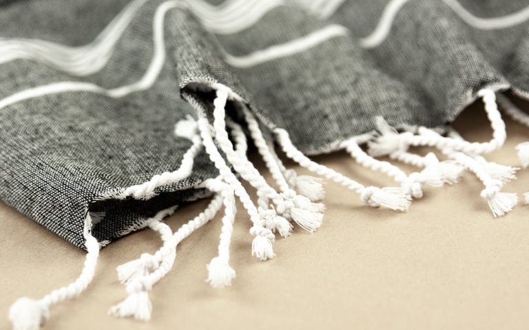 découvrez notre sélection de foutas, les serviettes de bain légères et absorbantes, parfaites pour la plage, la piscine ou le spa. fabriquées en coton de qualité, elles allient tradition et modernité pour un confort inégalé.