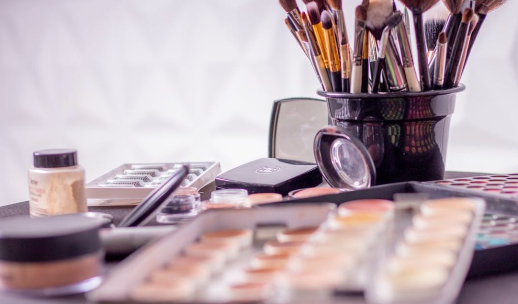 découvrez des astuces et des conseils pratiques pour une organisation parfaite de votre maquillage. optimisez votre espace avec des solutions élégantes et fonctionnelles pour garder vos produits de beauté toujours à portée de main.