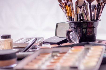 découvrez des astuces et des conseils pratiques pour une organisation parfaite de votre maquillage. optimisez votre espace avec des solutions élégantes et fonctionnelles pour garder vos produits de beauté toujours à portée de main.