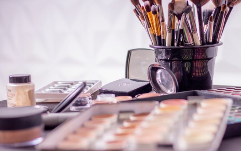 découvrez des astuces et des conseils pratiques pour une organisation parfaite de votre maquillage. optimisez votre espace avec des solutions élégantes et fonctionnelles pour garder vos produits de beauté toujours à portée de main.