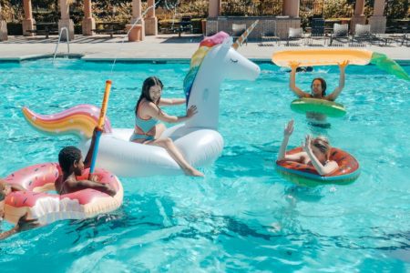 découvrez notre sélection de bouées de piscine : amusantes, colorées et confortables, elles rendront vos moments de détente au bord de l'eau encore plus agréables ! parfaites pour les enfants et les adultes, nos bouées ajoutent une touche de fun à vos journées d'été.