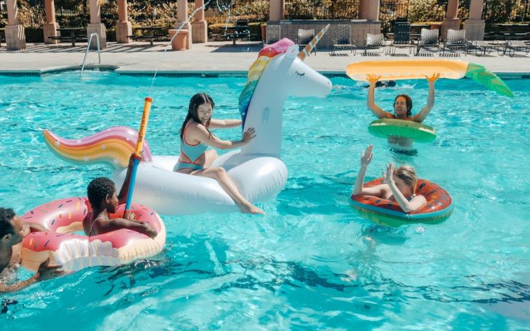 découvrez notre sélection de bouées de piscine : amusantes, colorées et confortables, elles rendront vos moments de détente au bord de l'eau encore plus agréables ! parfaites pour les enfants et les adultes, nos bouées ajoutent une touche de fun à vos journées d'été.