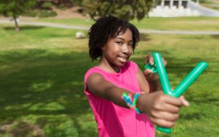 découvrez l'univers captivant des slingshots : des conseils d'utilisation, des modèles variés et des techniques de tir pour tous les passionnés. que vous soyez débutant ou expert, trouvez tout ce qu'il vous faut pour maîtriser cet art passionnant.