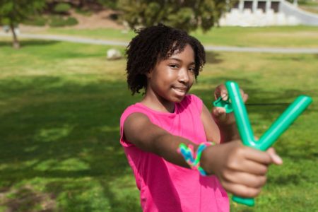 découvrez l'univers captivant des slingshots : des conseils d'utilisation, des modèles variés et des techniques de tir pour tous les passionnés. que vous soyez débutant ou expert, trouvez tout ce qu'il vous faut pour maîtriser cet art passionnant.