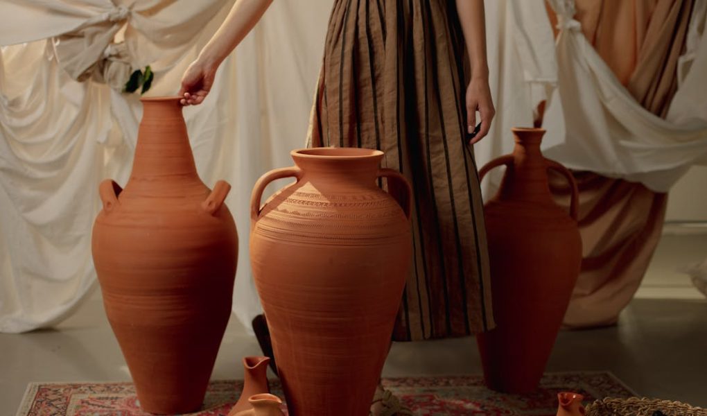 découvrez notre collection de robes en terracotta, alliant élégance et style contemporain. idéales pour toutes les occasions, ces pièces uniques mettent en valeur votre silhouette tout en apportant une touche de chaleur et de sophistication à votre garde-robe.