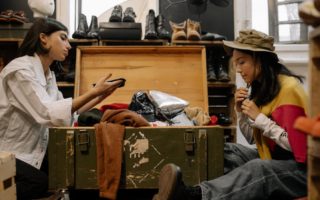découvrez la mode durable : des vêtements éthiques, respectueux de l’environnement et éco-responsables, pour un style tendance et responsable. adoptez la slow fashion et soutenez un avenir plus vert !