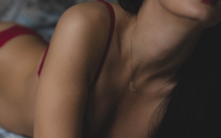 découvrez notre collection de lingerie élégante et confortable pour toutes les occasions. styles raffinés, matières douces et tailles variées pour sublimer votre silhouette et vous sentir belle chaque jour.